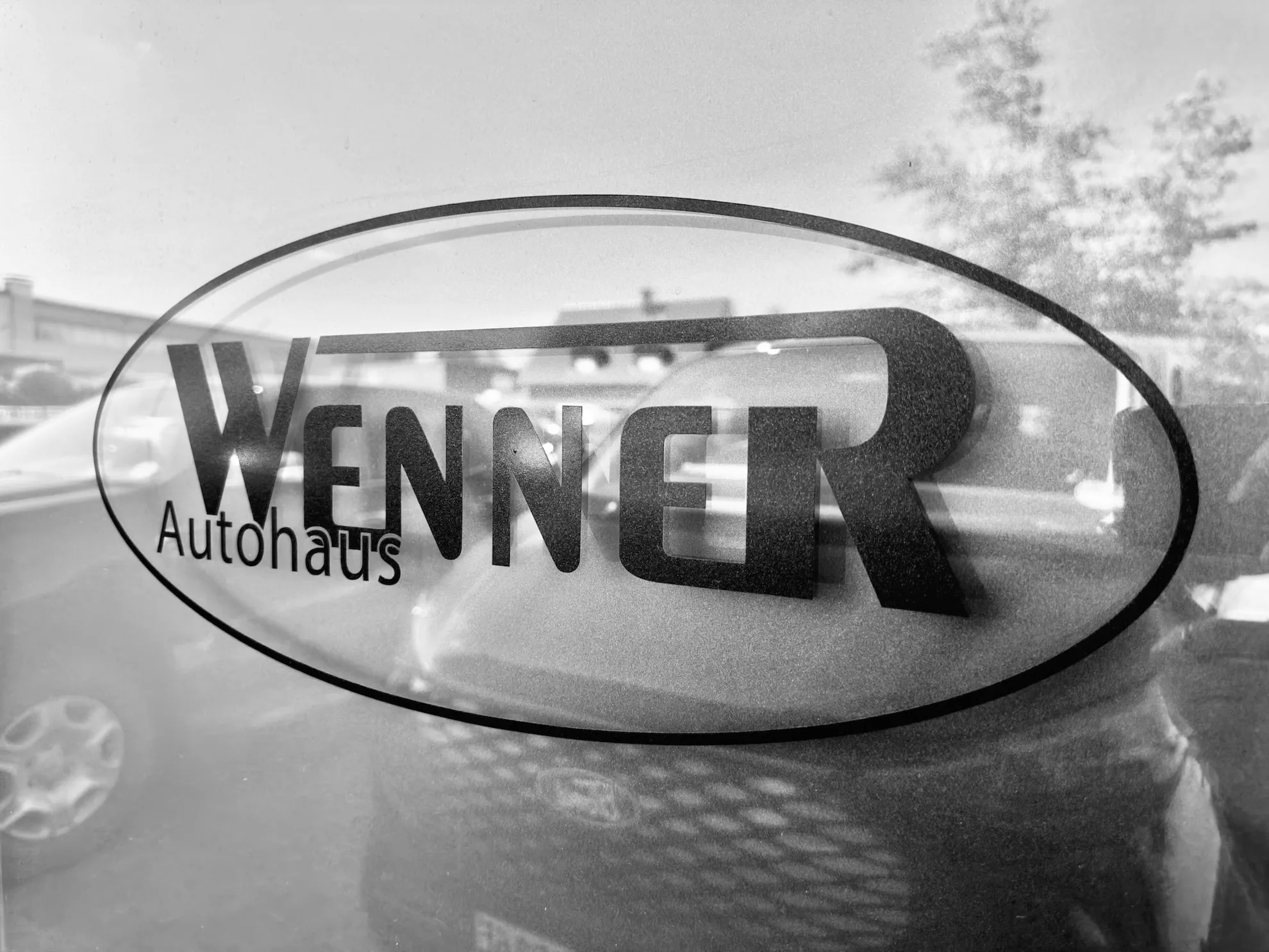 Autohaus-Wenner-Logo auf einer Glasscheibe