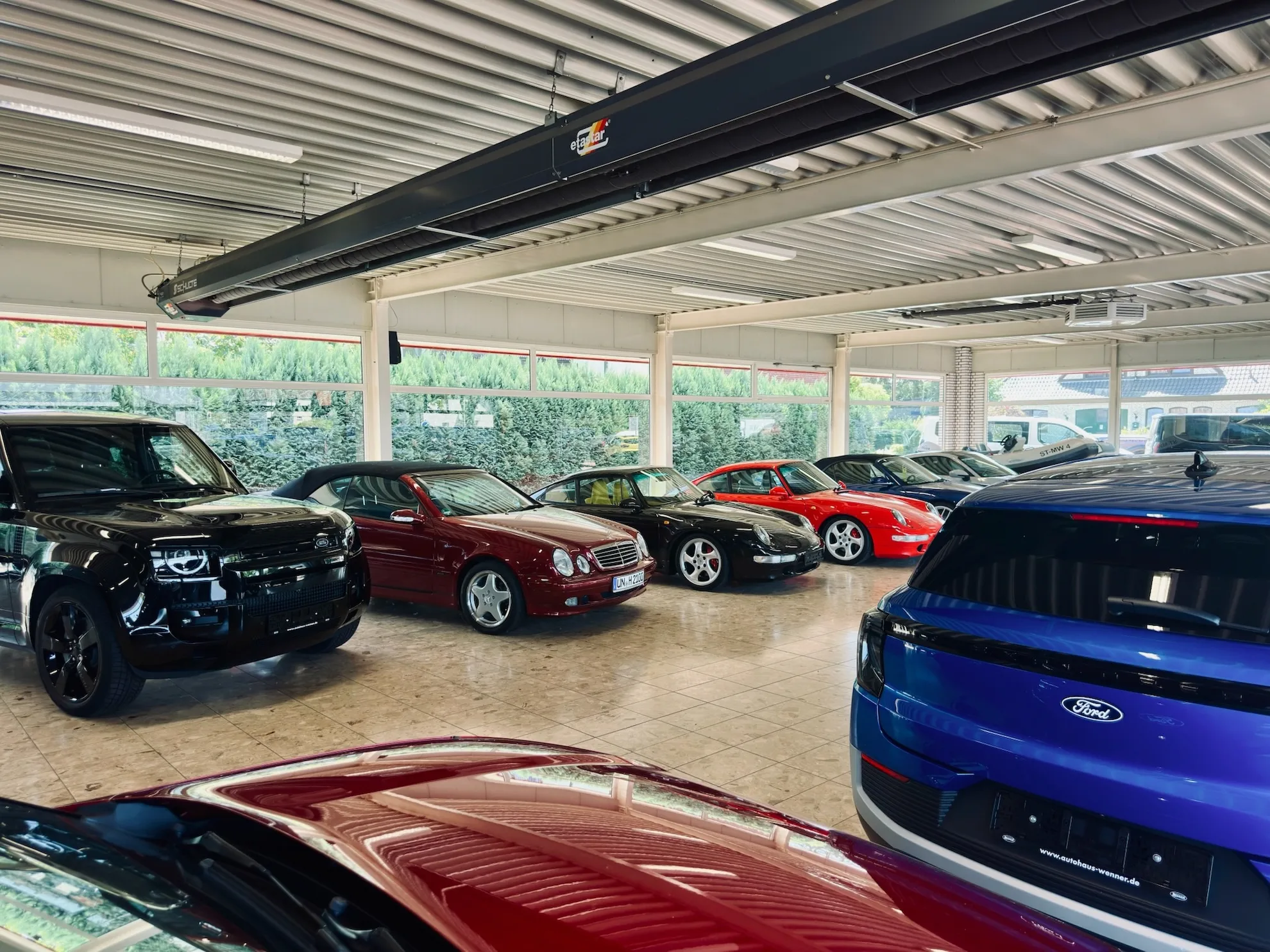 Ausgestellte Fahrzeuge im Autohaus Wenner