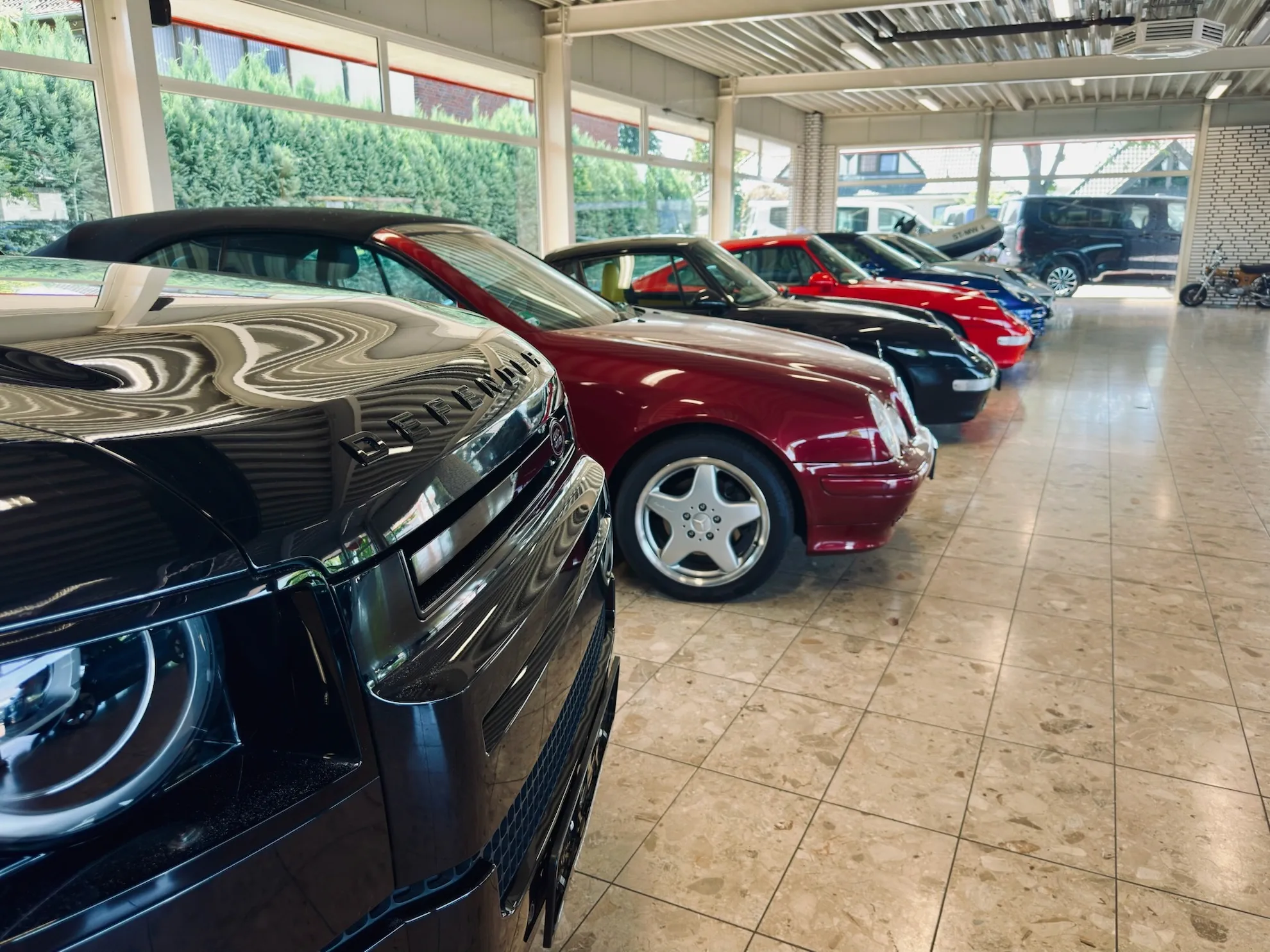 Klassische Sportwagen im Autohaus Wenner