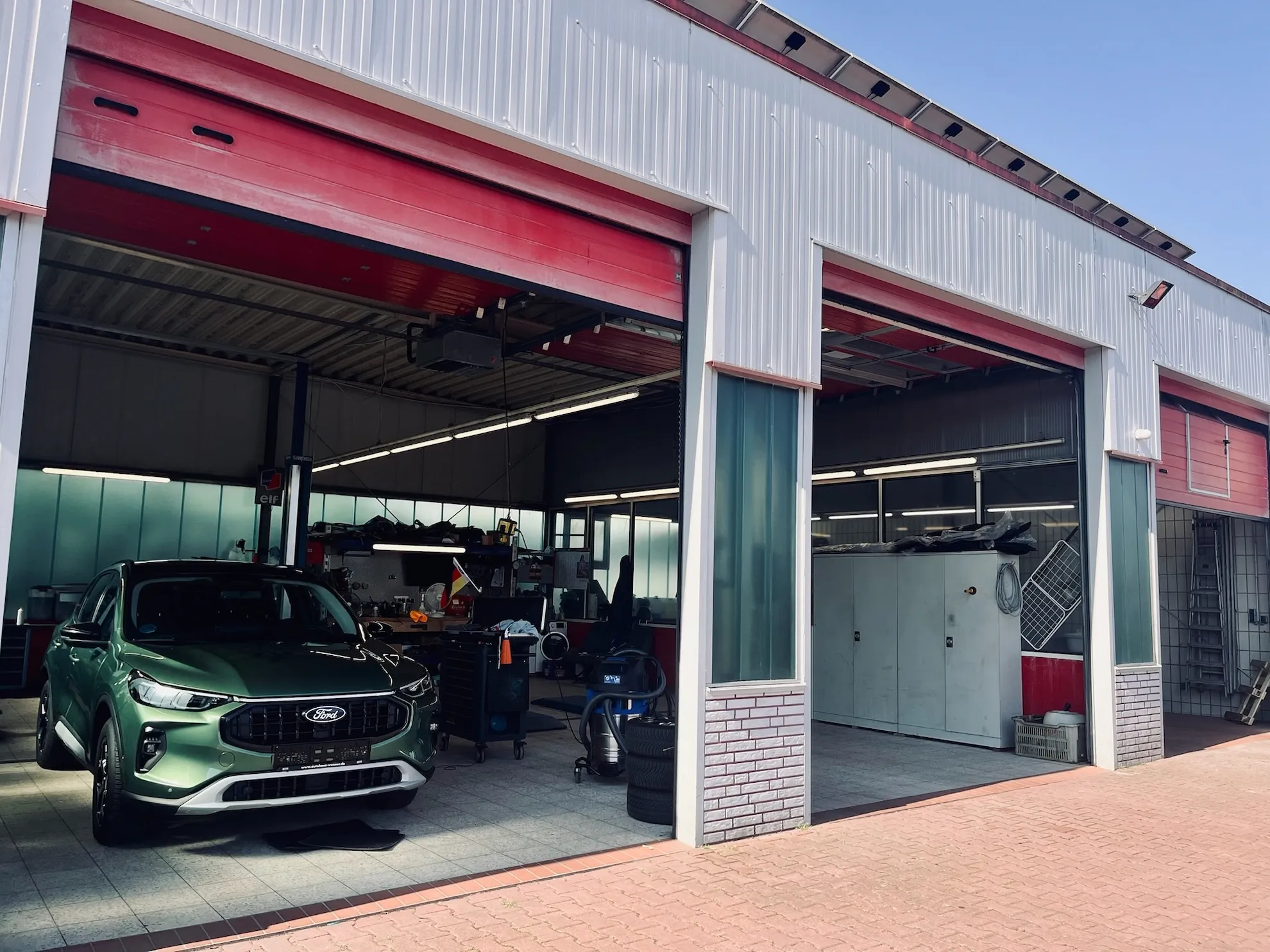 Geöffnete Werkstatttore von Autohaus Wenner