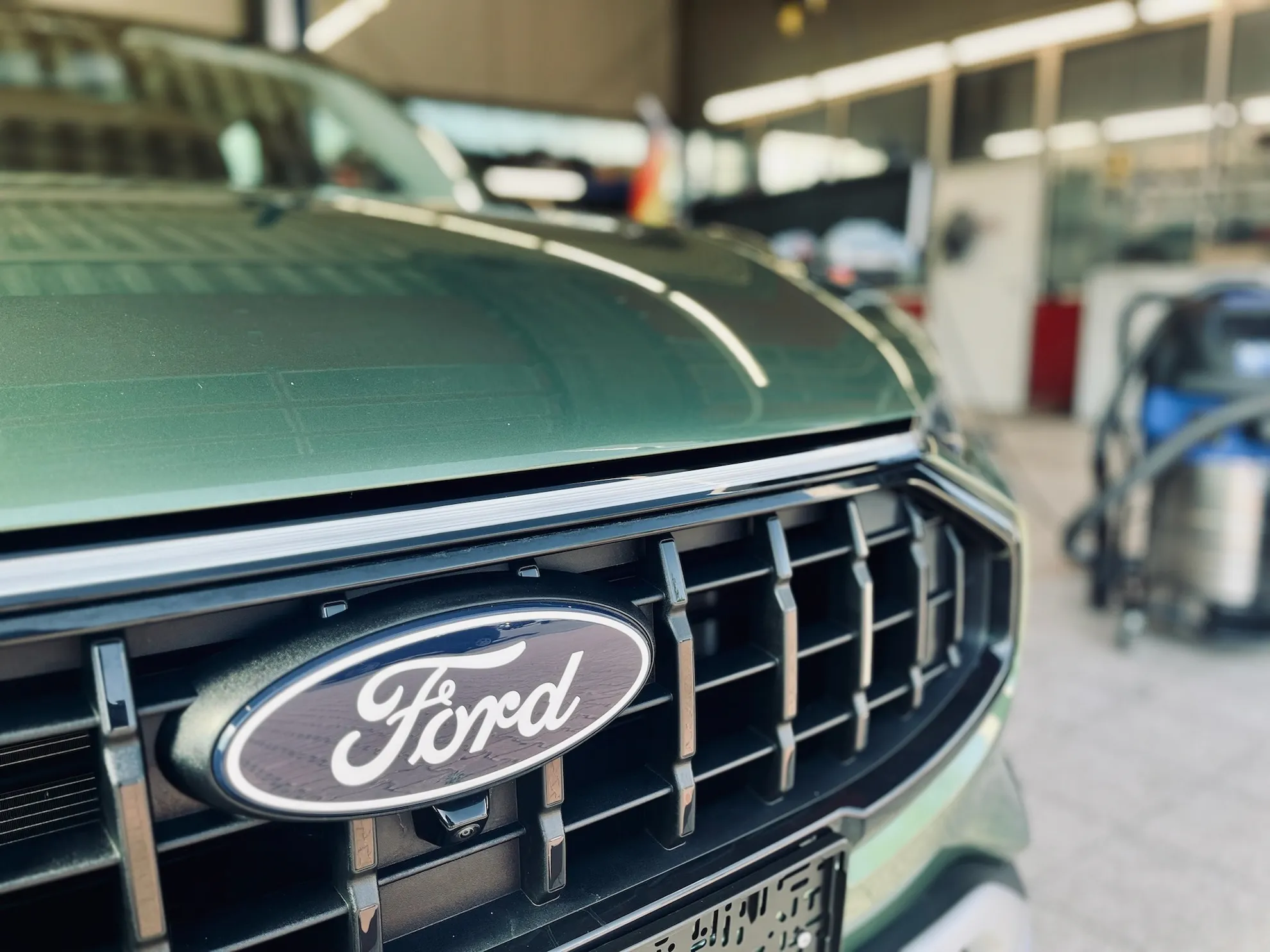 Ford-Front in der Kfz-Werkstatt