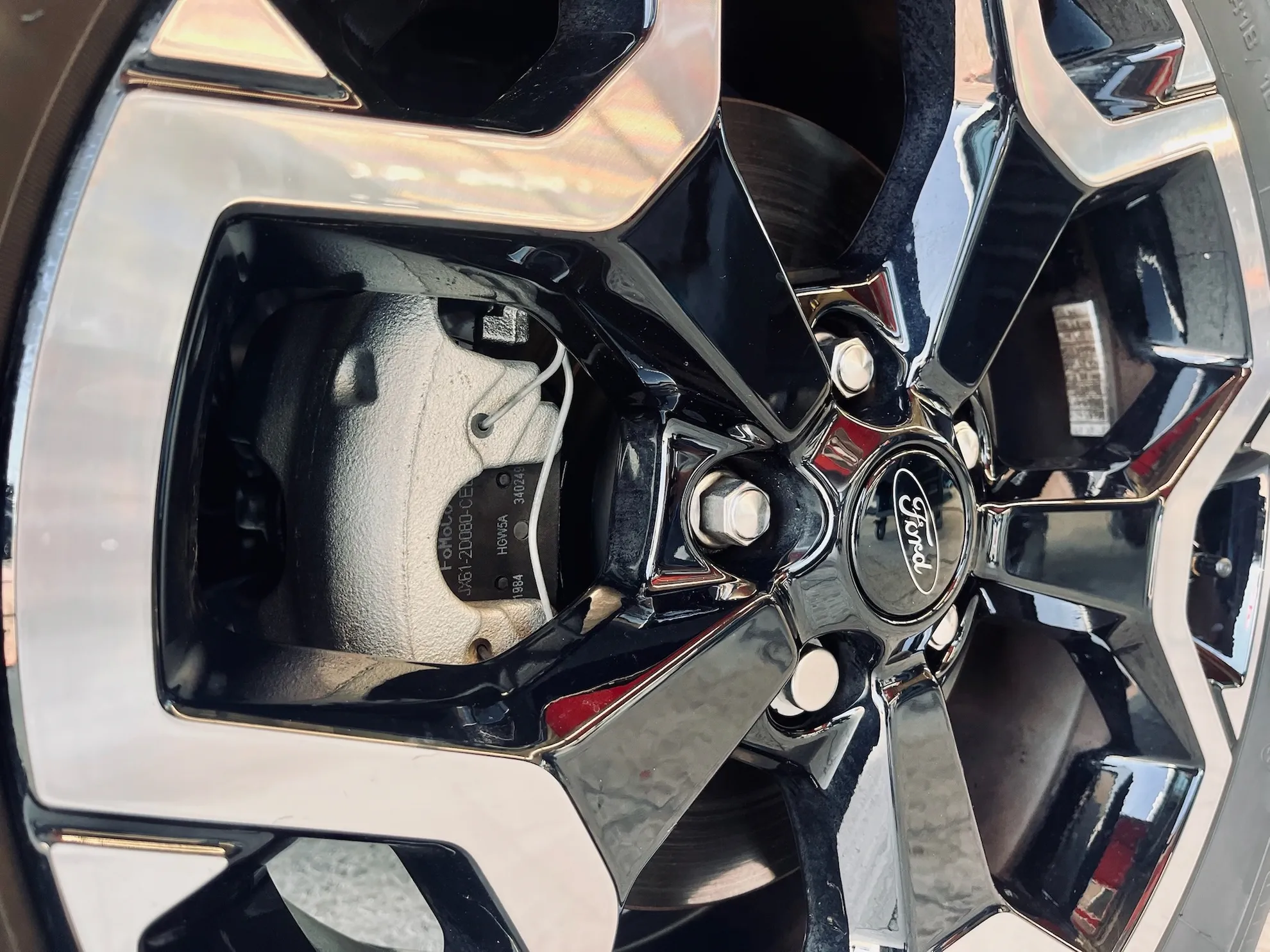 Ford-Leichtmetallrad mit Bremse