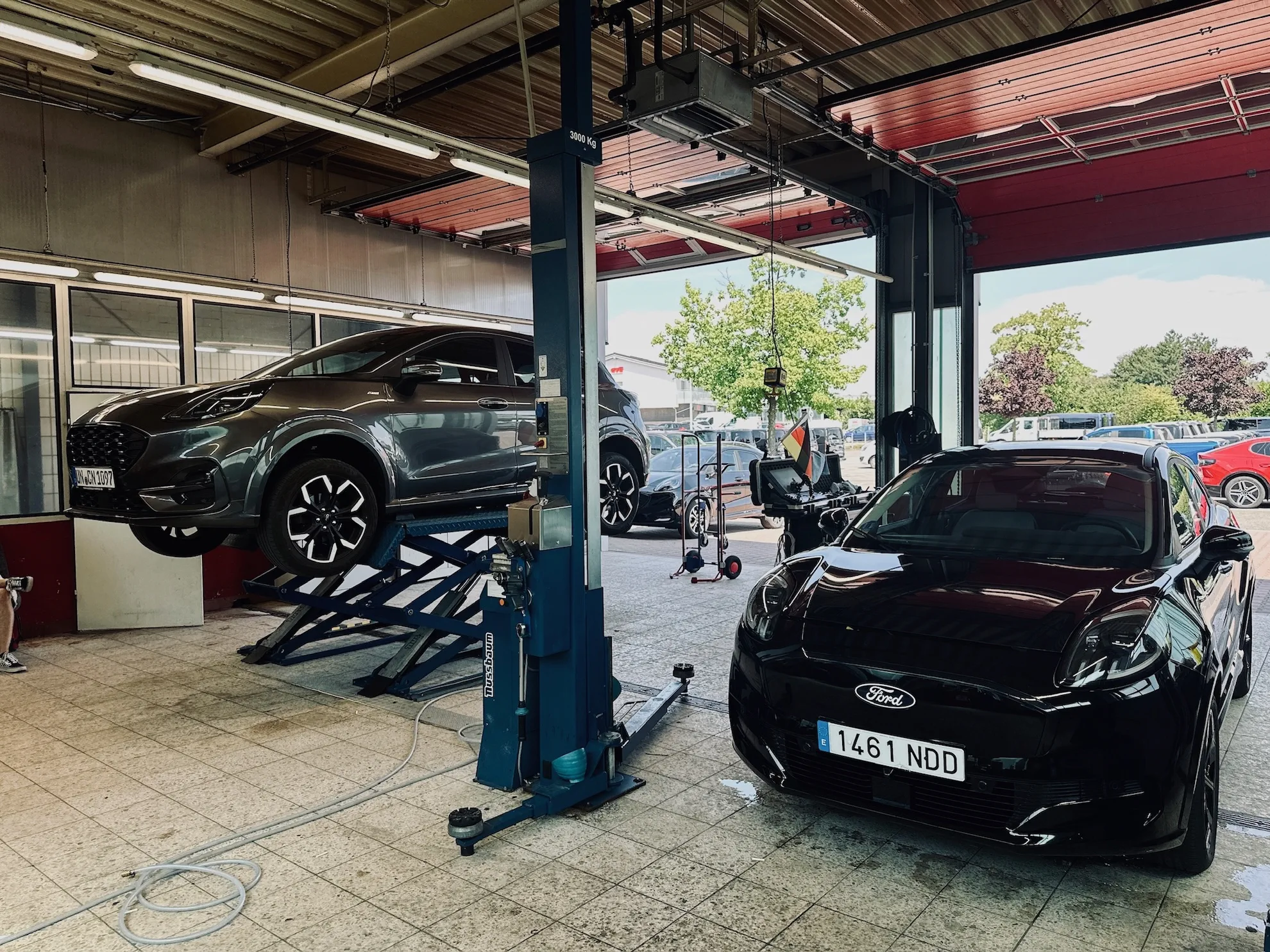 Fahrzeuge auf der Hebebühne bei Autohaus Wenner