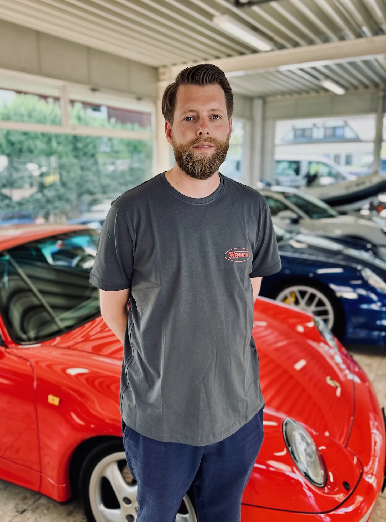 Bärtiges Teammitglied des Autohauses Wenner im dunklen Hemd
