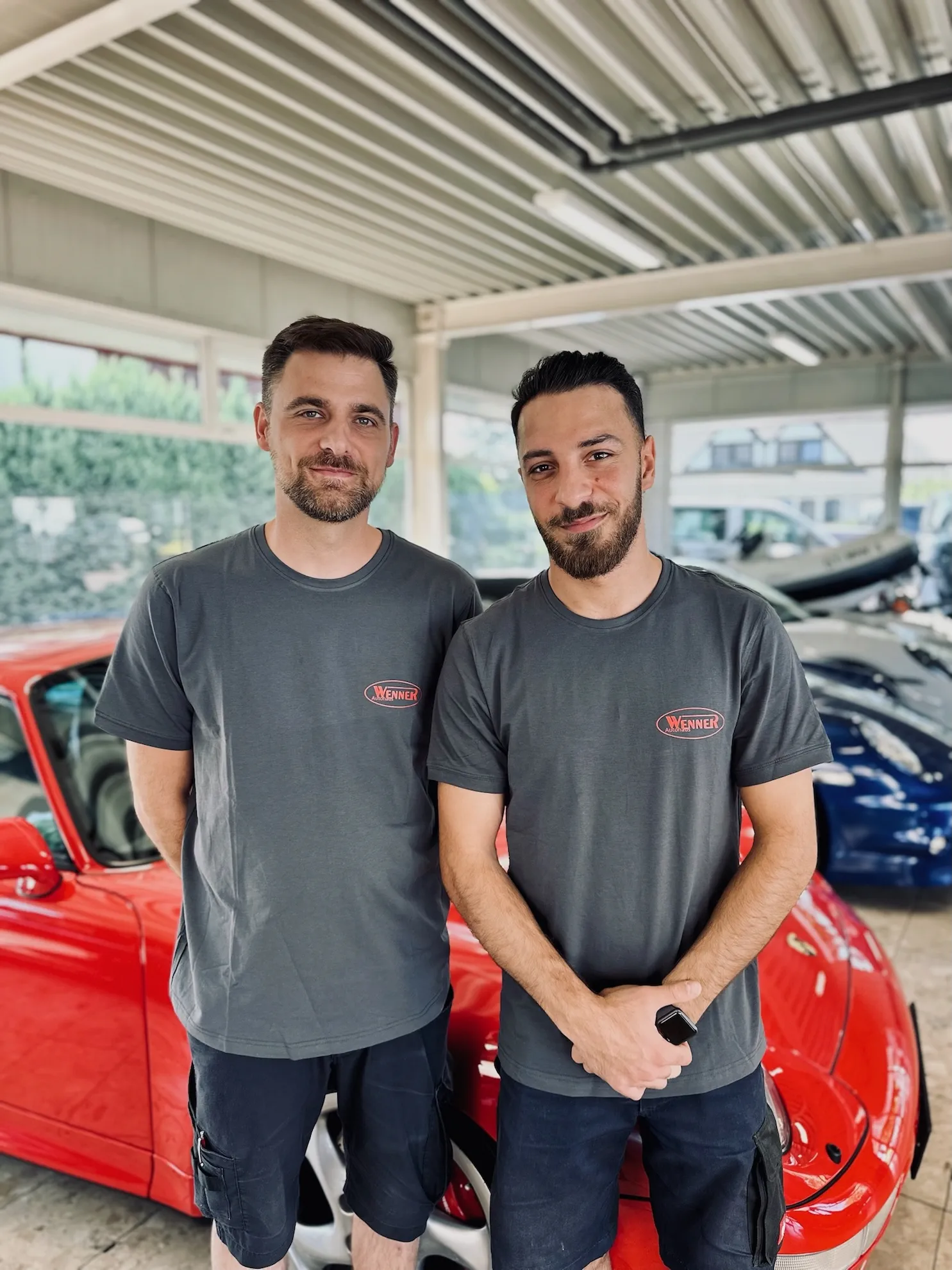 Zwei junge Teammitglieder des Autohauses Wenner in dunklen Hemden